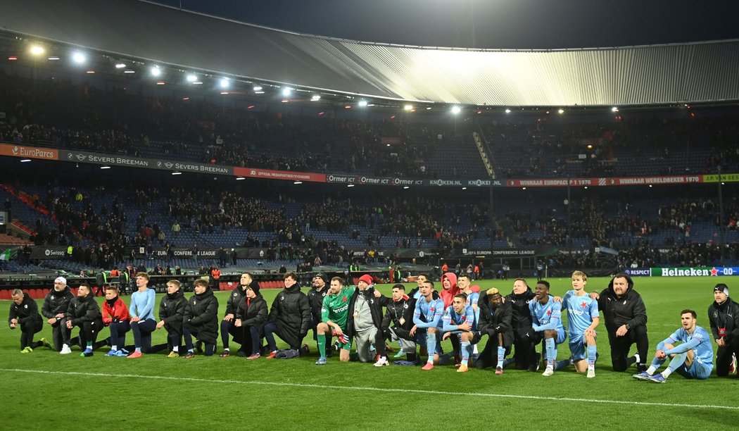 Děkovačka slávistů po divoké remíze na půdě Feyenoordu