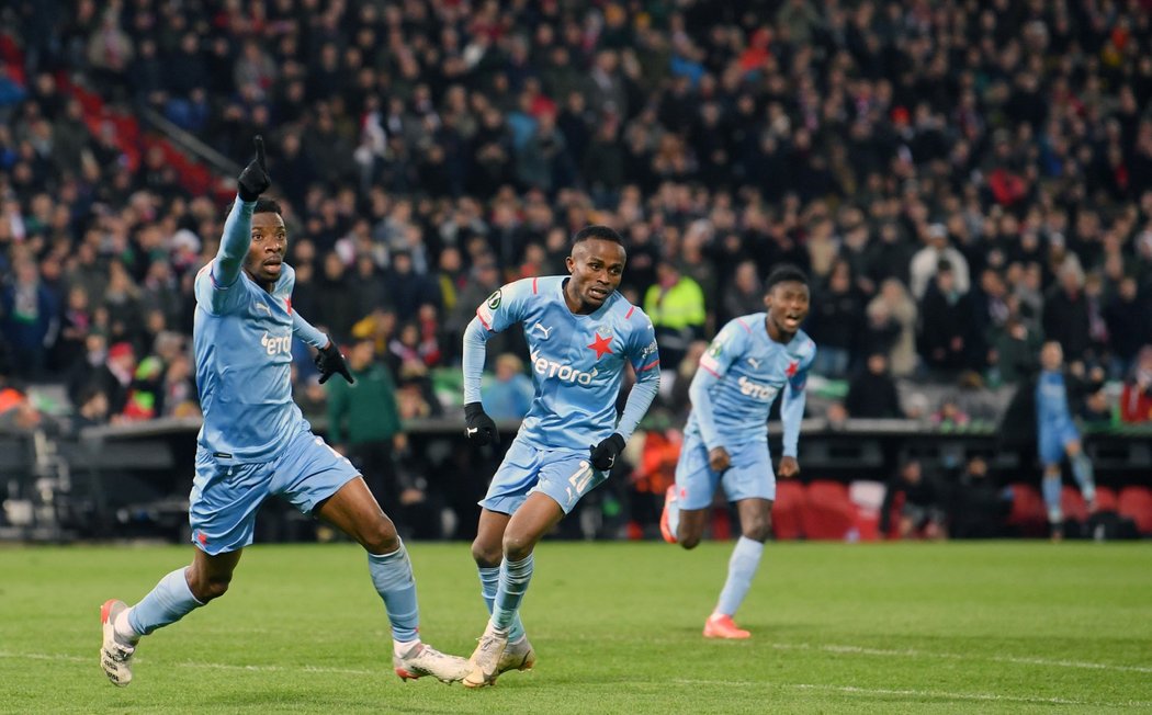 Ibrahim Traoré slaví svůj vyrovnávací gól do sítě Feyenoordu, vpravo Yira Sor