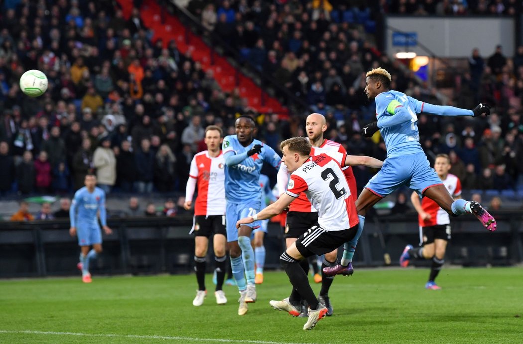 Peter Olayinka hlavičkuje v zápase na půdě Feyenoordu