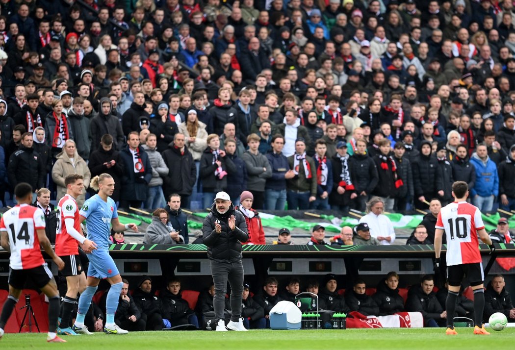 Trenér Slavie Jindřich Trpišovský povzbuzuje své svěřence v zápase na půdě Feyenoordu