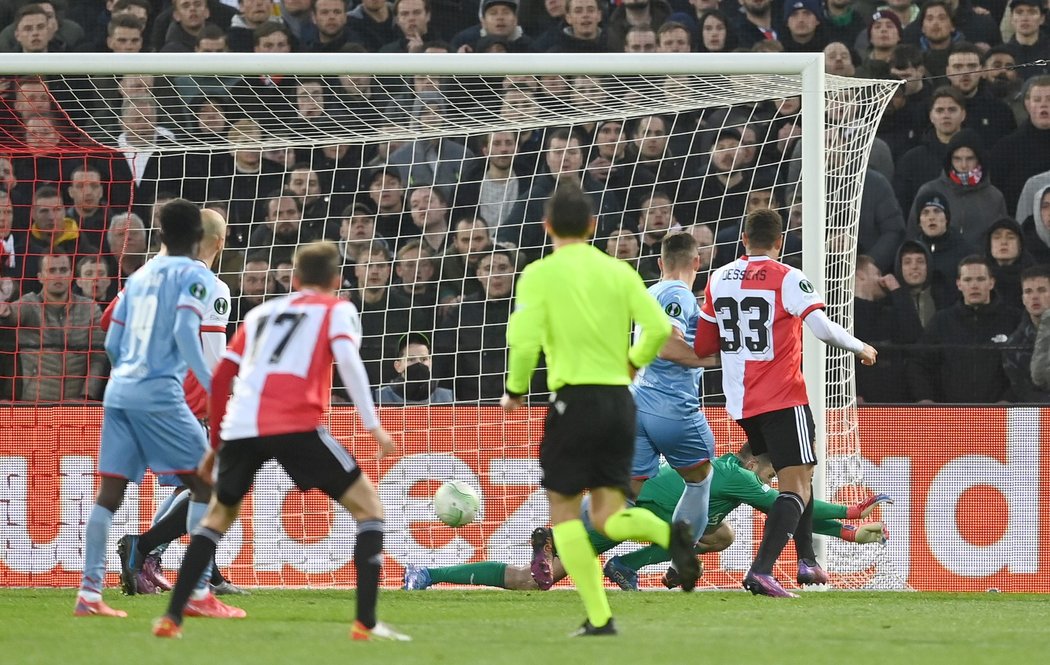 Brankář Slavie Ondřej Kolář inkasuje nešťastný gól na 2:3 v zápase na Feyenoordu