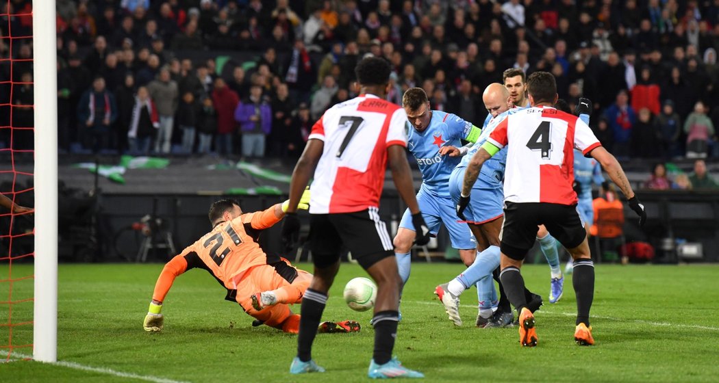 Ibrahim Traoré právě patičkou posílá míč do sítě Feyenoordu a vyrovnává na konečných 3:3