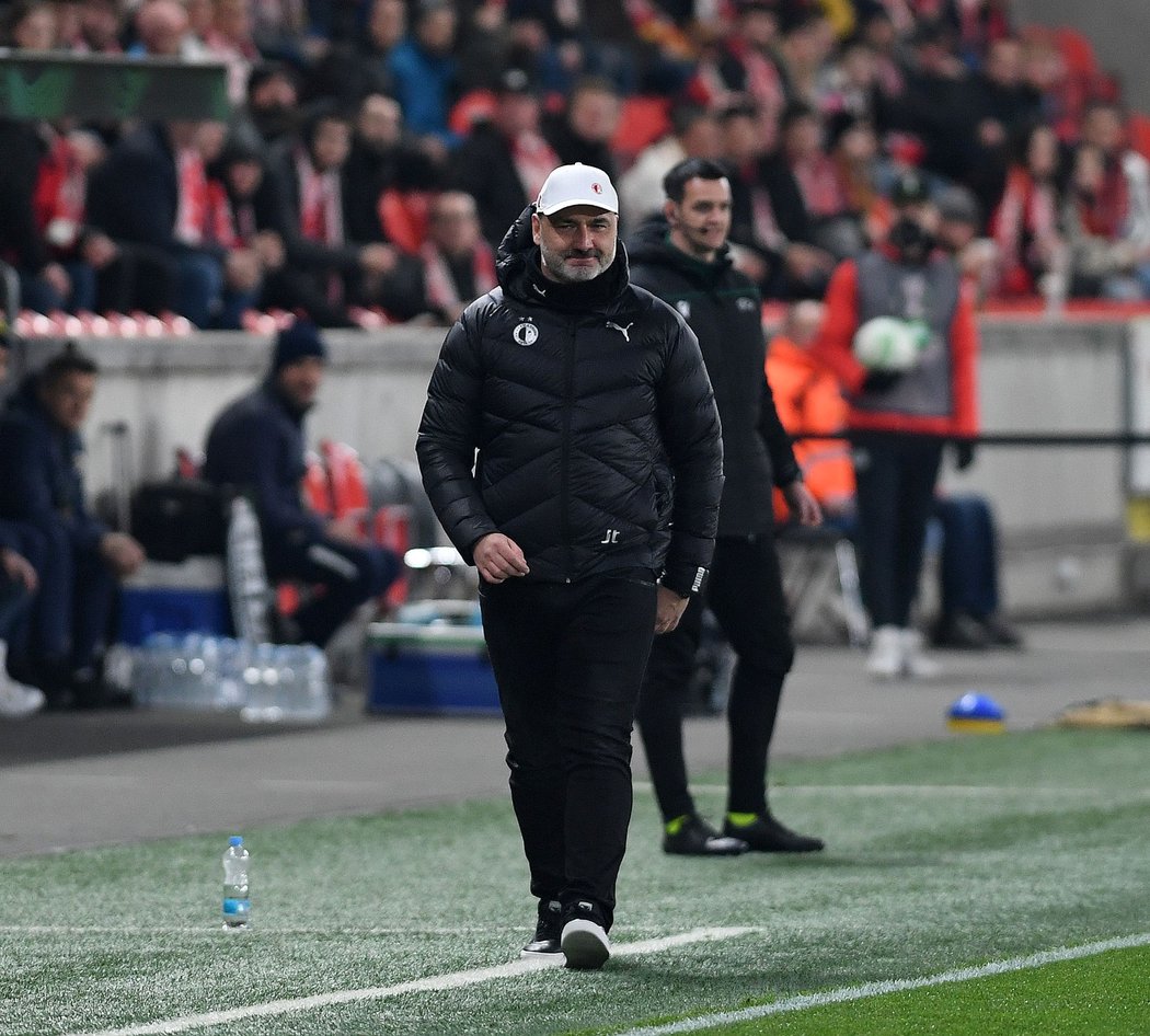 Kouč Slavie Jindřich Trpišovský během odvety Konferenční ligy s Fenerbahce