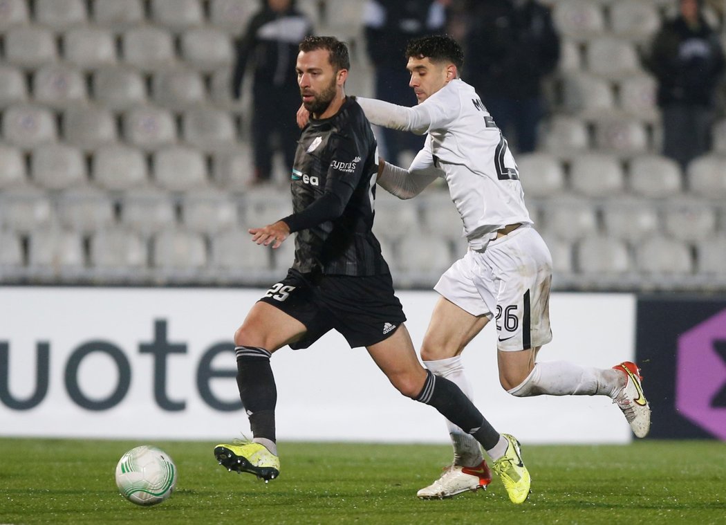 Český fotbalista Josef Hušbauer v dresu Famagusty proti Partizanu Bělehrad