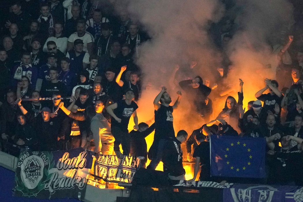 Fanoušci Anderlechtu zapálil v ochozech stadionu West Hamu oheň