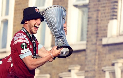 Kapitán West Hamu slaví s pohárem triumf v ulicích východního Londýna