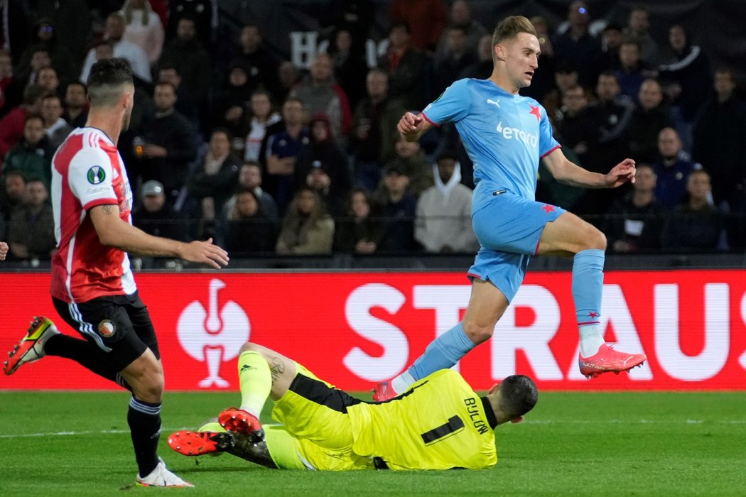 Útočník Slavie Jan Kuchta během utkání Konferenční ligy proti Feyenoordu