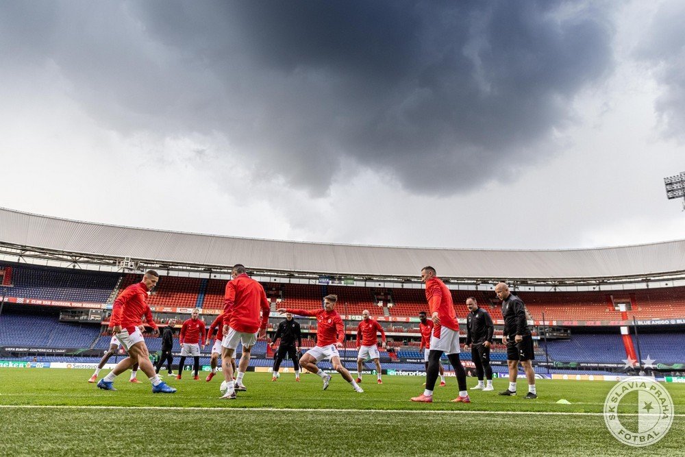 Slávisté při tréninku v Rotterdamu zmokli