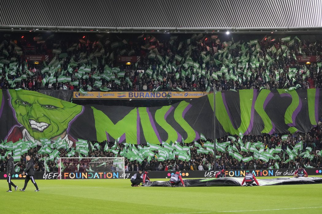 Fanoušci Feyenoordu během utkání se Slavií