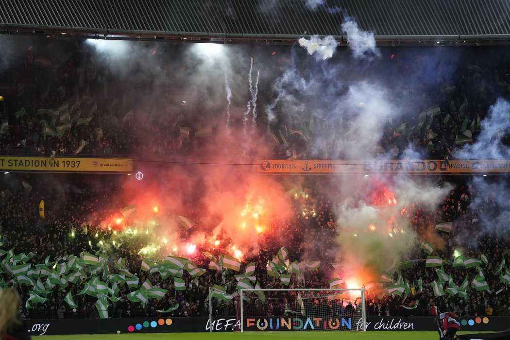 Fanoušci Feyenoordu během utkání se Slavií