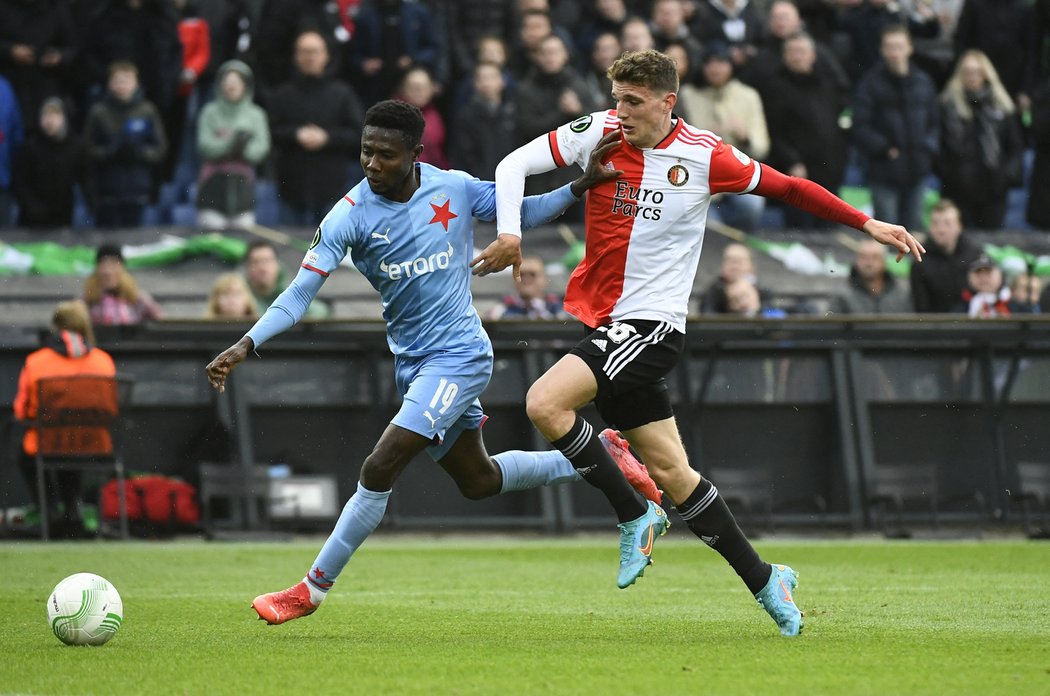 Oscar bojuje o míč s Guusem Tilem z Feyenoordu