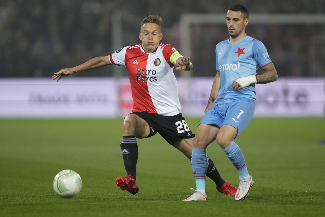 Kapitán Feyenoordu Jens Toornstra v souboji s Nicolae Stanciem