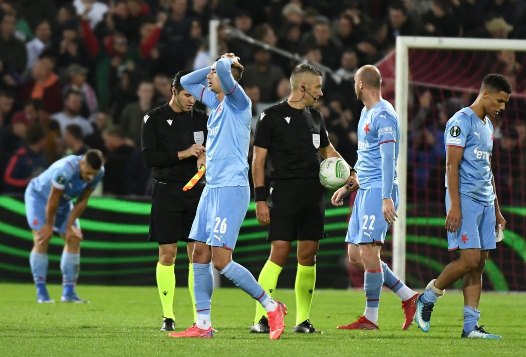 Zklamaní slávisté po prohře na Feyenoordu