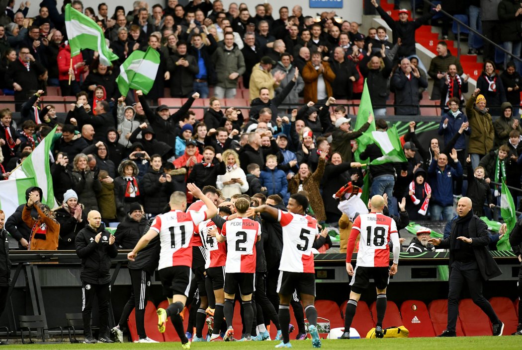 Hráči Feyenoordu slaví rychlý vstřelený gól