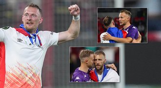 Slzy v české vlajce. Hrdinové z West Hamu objímali plačícího Baráka