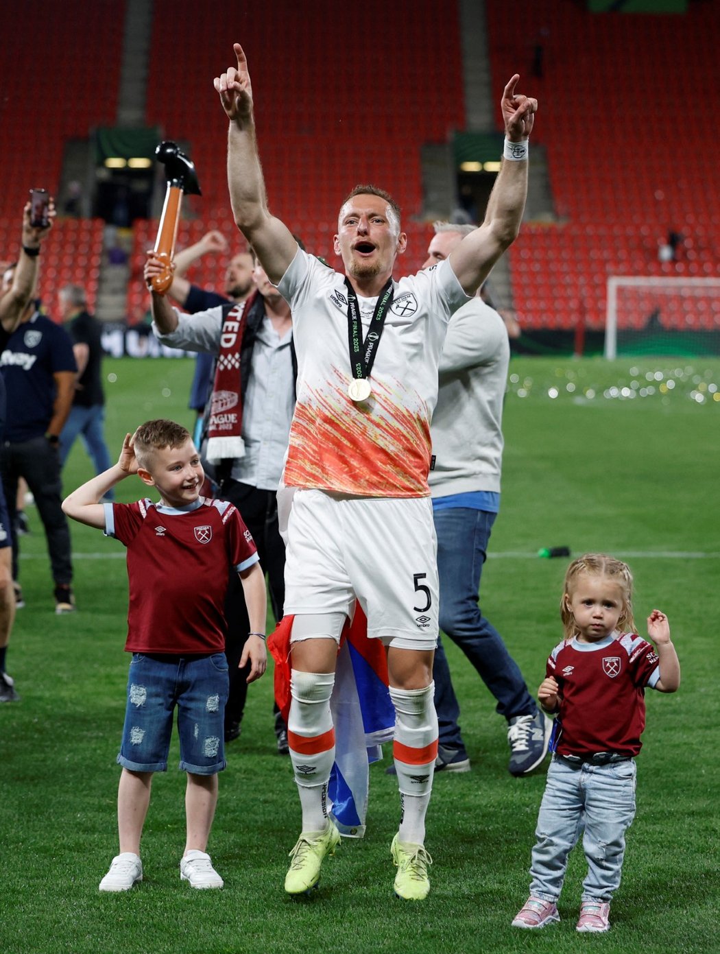 Vladimír Coufal se svými dětmi oslavuje triumf ve finále Konferenční ligy