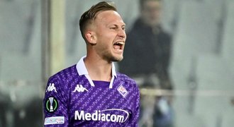 Barák se opět trefil a zařídil postup Fiorentiny. Dál jde také Aston Villa