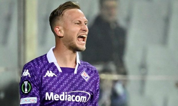 Barák se opět trefil a zařídil postup Fiorentiny. Dál jde také Aston Villa