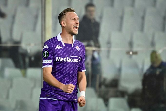 Barák se opět trefil a zařídil postup Fiorentiny. Dál jde také Aston Villa Barák se opět trefil a zařídil postup Fiorentiny. Dál jde také Aston Villa