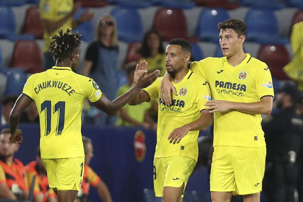 Hráči Villarrealu se radují z gólu