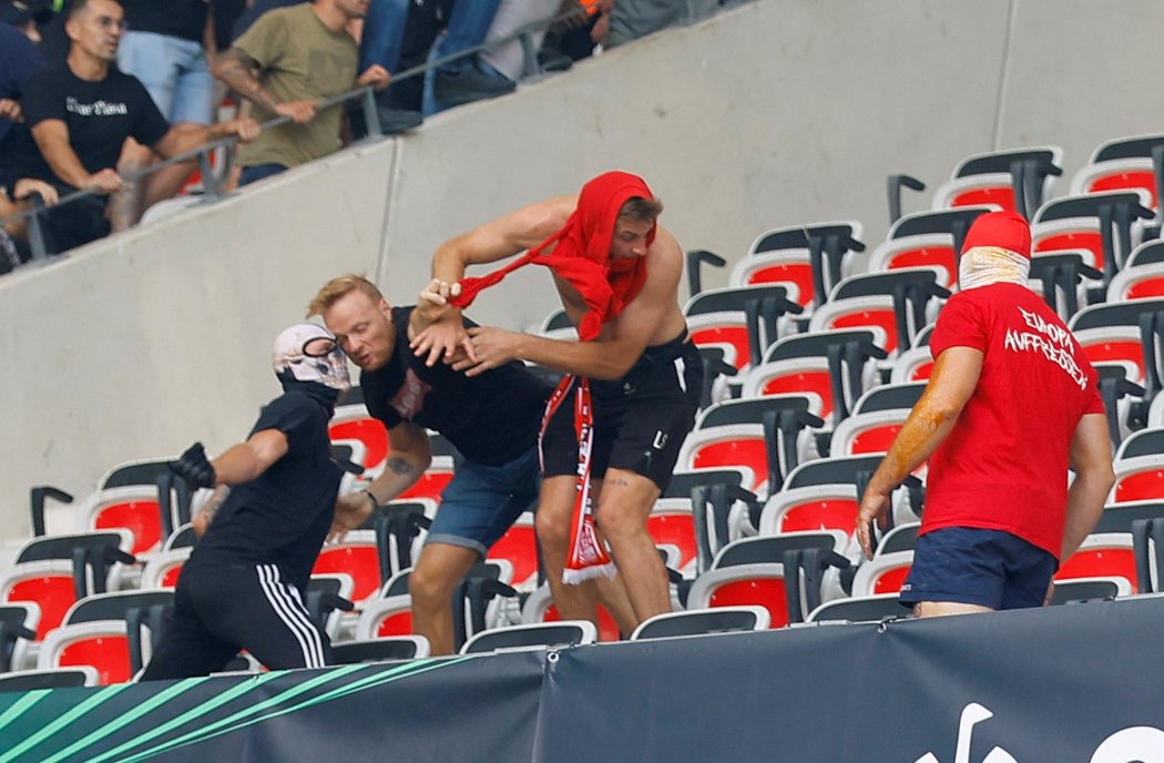 Řádící fanoušci před zápasem mezi Nice a Kolínem
