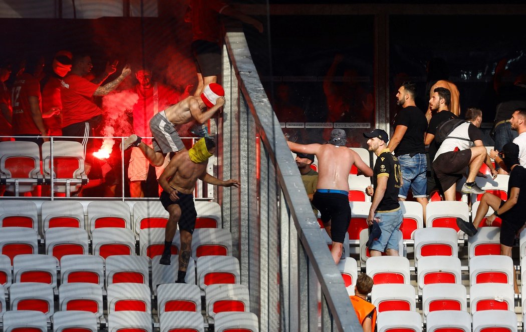 Před zápasem Konferenční ligy mezi Nice a Kolínem došlo k potyčce