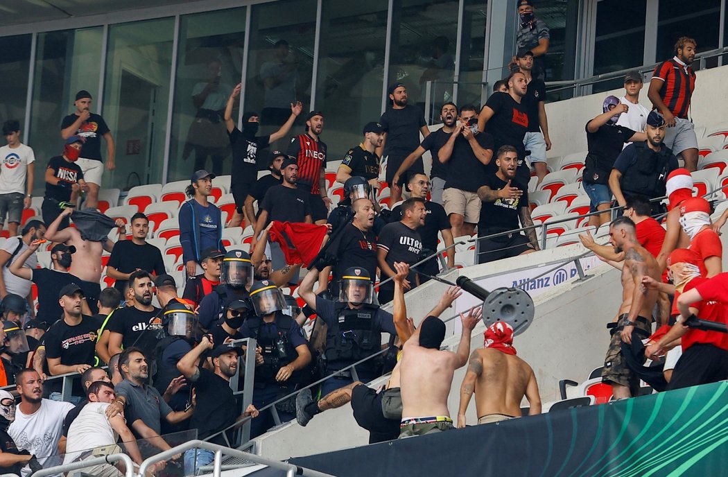 Potyčka fanoušků na stadionu francouzského Nice