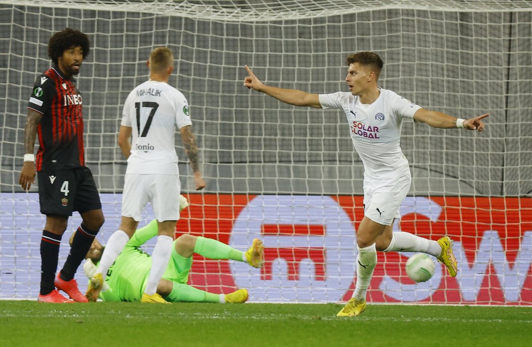 Michal Tomič ze Slovácka se raduje z vyrovnávacího gólu v zápase proti Nice