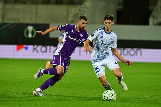 Filip Slavíček z Olomouce v souboji s Edinem Džekem z Fiorentiny Filip Slavíček z Olomouce v souboji s Edinem Džekem z Fiorentiny