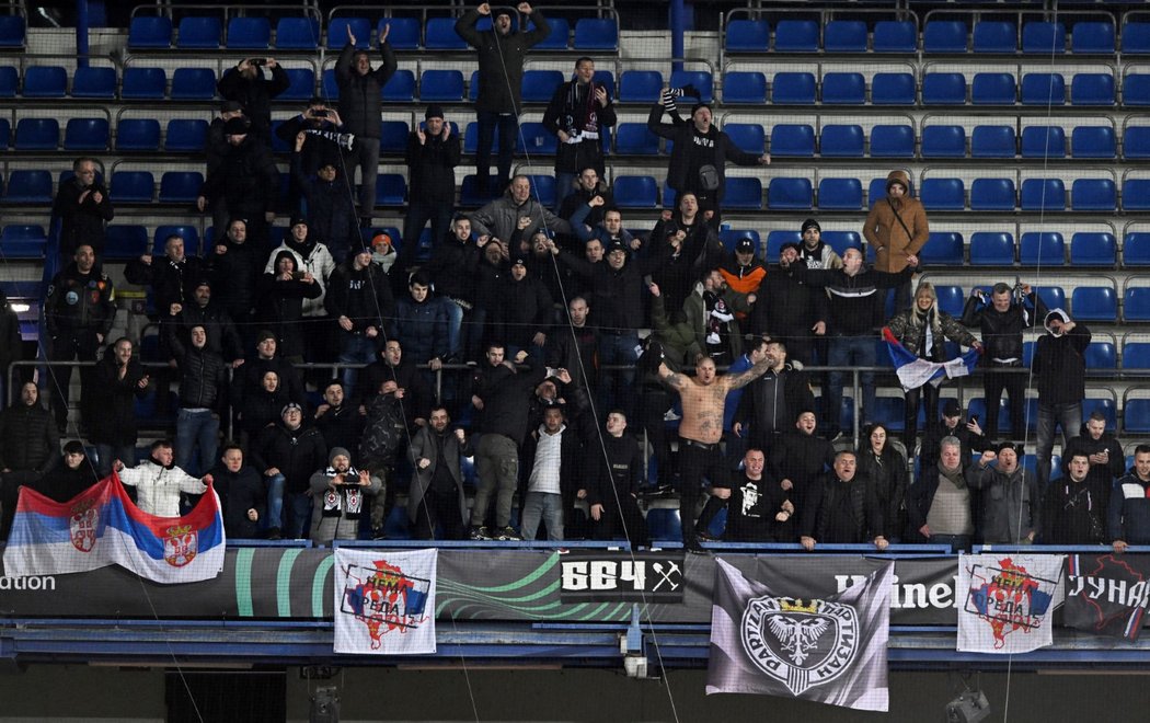 Několik desítek fanoušků Partizanu na Letné