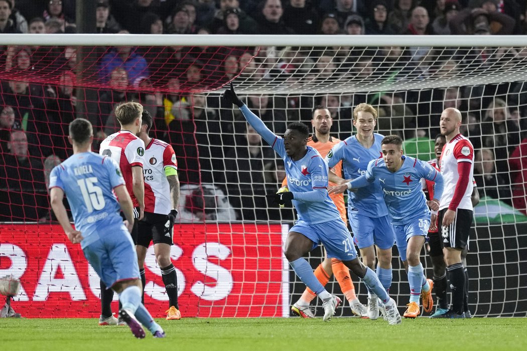 Ibrahim Traoré se raduje z vyrovnávacího gólu proti Feyenoordu v závěru prvního duelu čtvrtfinále Konferenční ligy