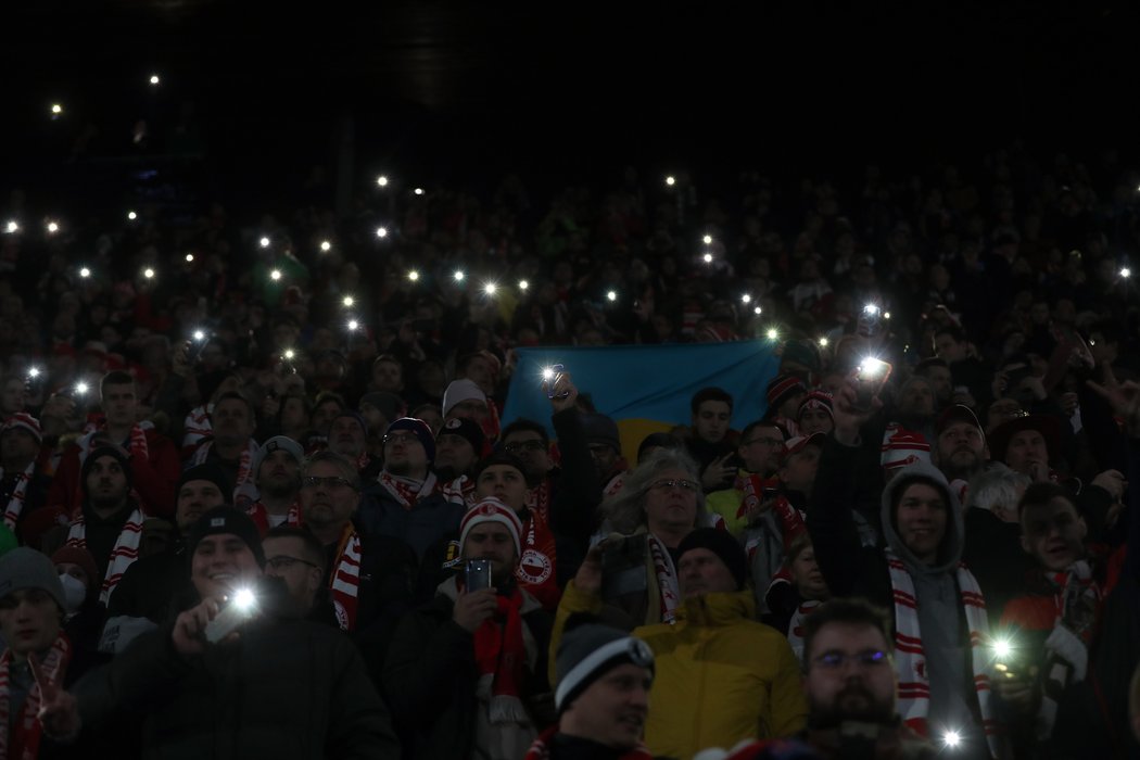 Atmosféra před zápasem Slavie s Fenerbahce, kdy Edenem zazněla symbolická píseň Karla Kryla...