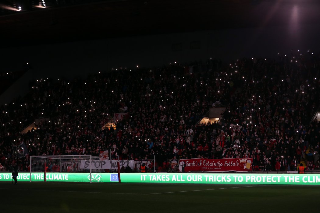 Atmosféra před zápasem Slavie s Fenerbahce, kdy Edenem zazněla symbolická píseň Karla Kryla...