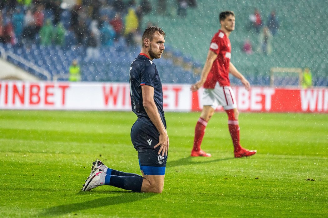 Plzeňský útočník Tomáš Chorý na kolenou během utkání proti CSKA Sofia