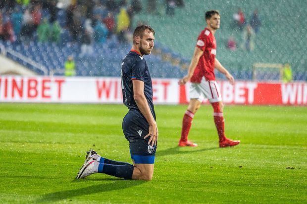Plzeňský útočník Tomáš Chorý na kolenou během utkání proti CSKA Sofia Plzeňský útočník Tomáš Chorý na kolenou během utkání proti CSKA Sofia