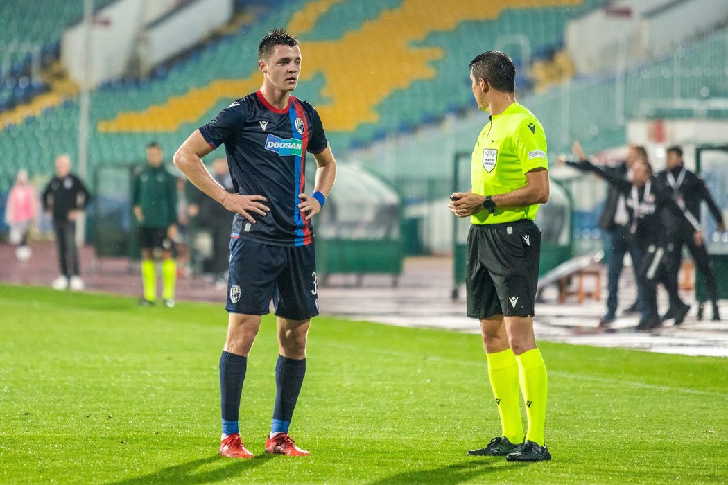 Plzeňský záložník Dominik Janošek v debatě s rozhodčím během utkání proti CSKA Sofia