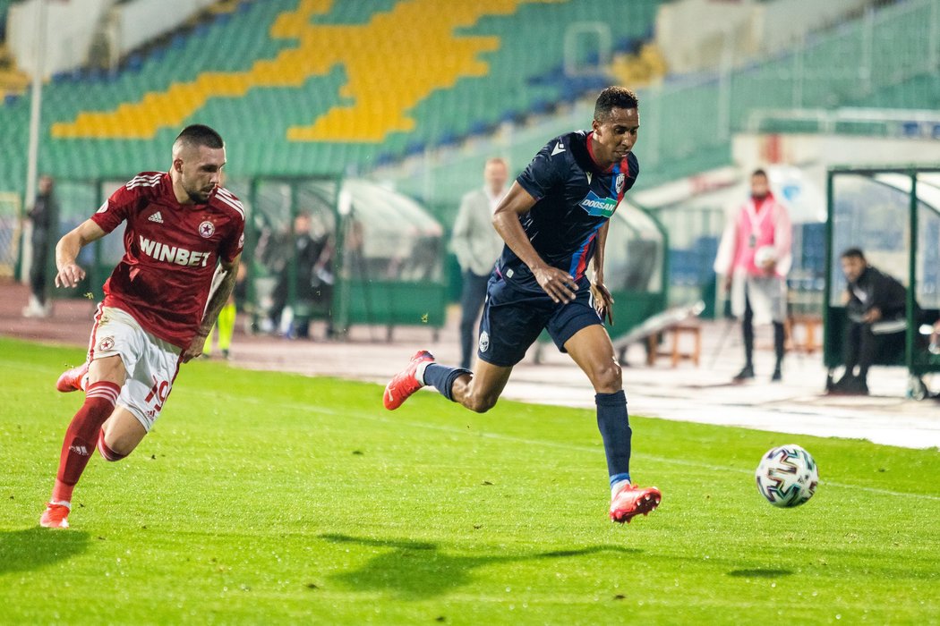 Plzeňský záložník Jhon Mosquera se snaží prosadit v zápase oroti CSKA Sofia
