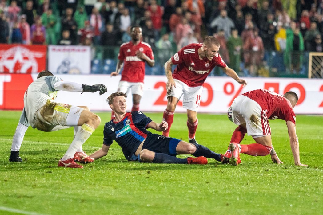 Plzeňský záložník Pavel Šulc na zemi během zápasu proti CSKA Sofia