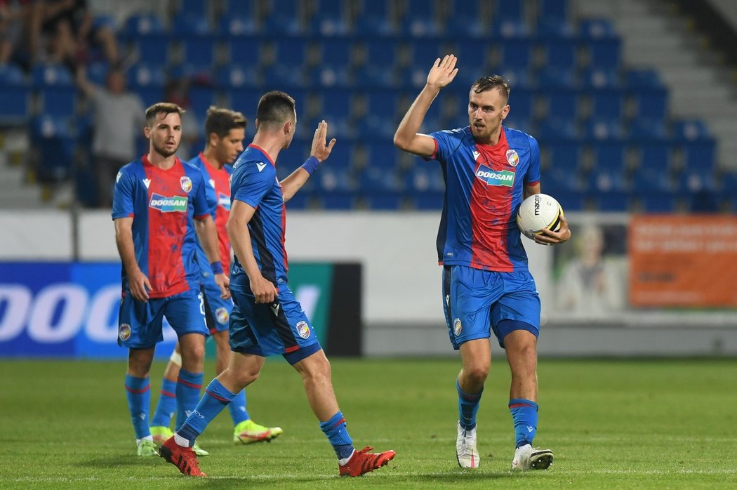 Tomáš Chorý oslavuje se spoluhráči svou trefu proti TNS