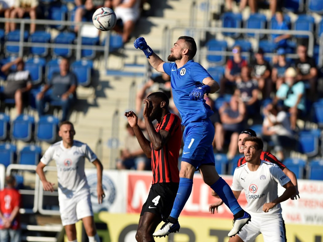 Brankář Ilko Pirgov z Plovdivu boxuje míč do bezpečí