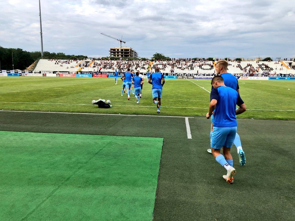 Fotbalisté Slovácka nastupují na rozcvičku před utkáním Konferenční ligy v Plovdivu