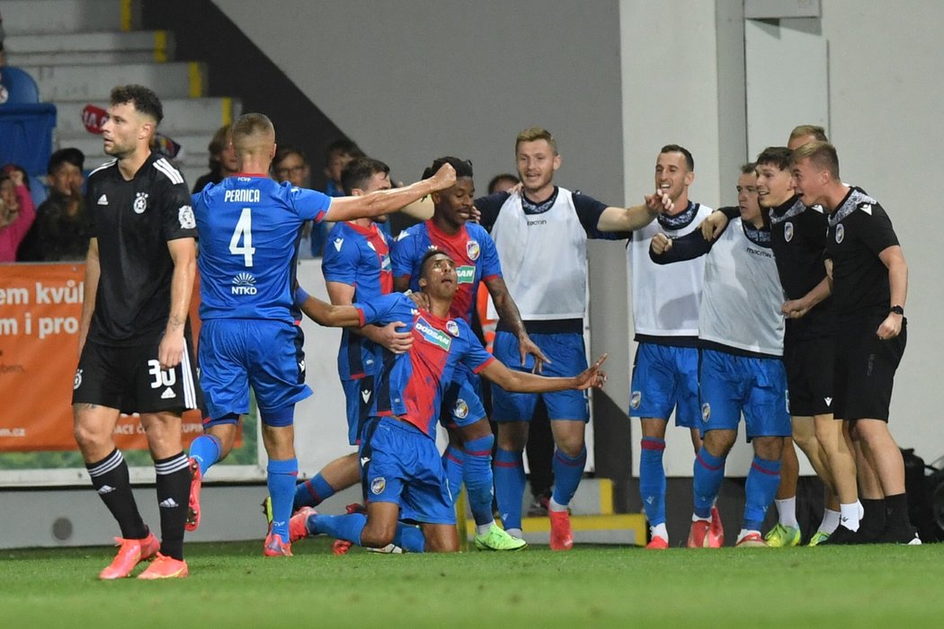 Plzeňští fotbalisté se radují z druhé trefy utkání, kterou vstřelil Jhon Mosquera