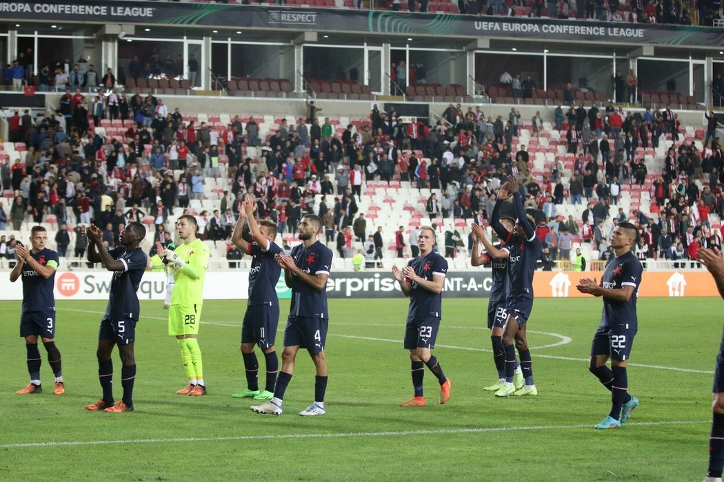 Fotbalisté Slavie děkují fanouškům v Turecku po remíze se Sivassporem