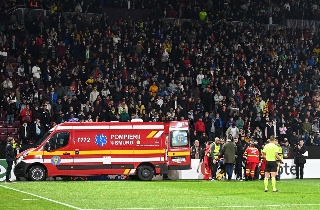 Zápas Kluž - Slavia byl přerušen kvůli kolapsu jednoho z fanoušků