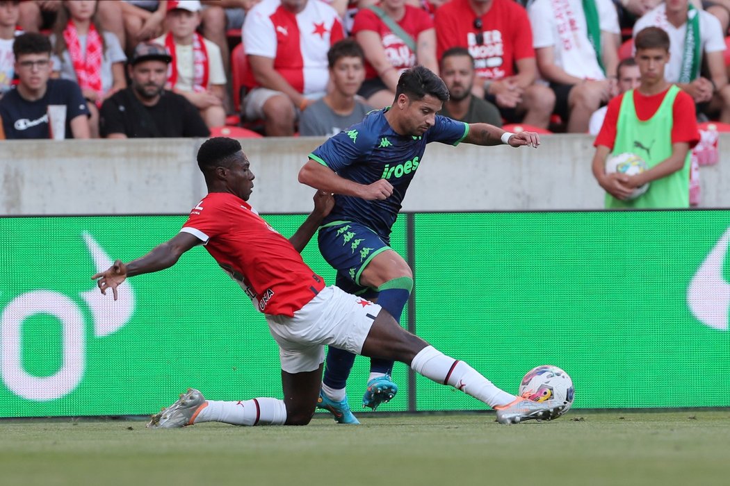 Oscar Dorley bojuje o míč v zápase Konferenční ligy proti Panathinaikos