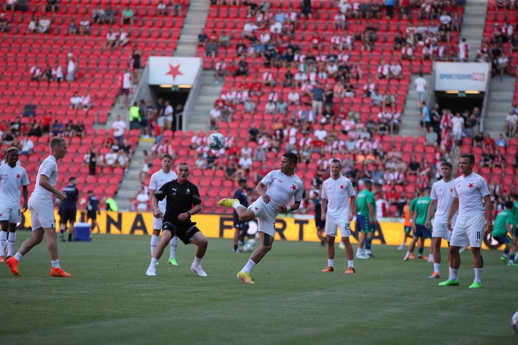 Fotbalisté Slavie při předzápasové rozcvičce