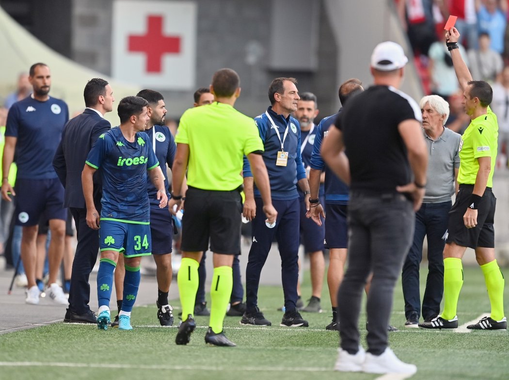 Červenou kartu dostal i člen realizačního týmu Panathinaikos