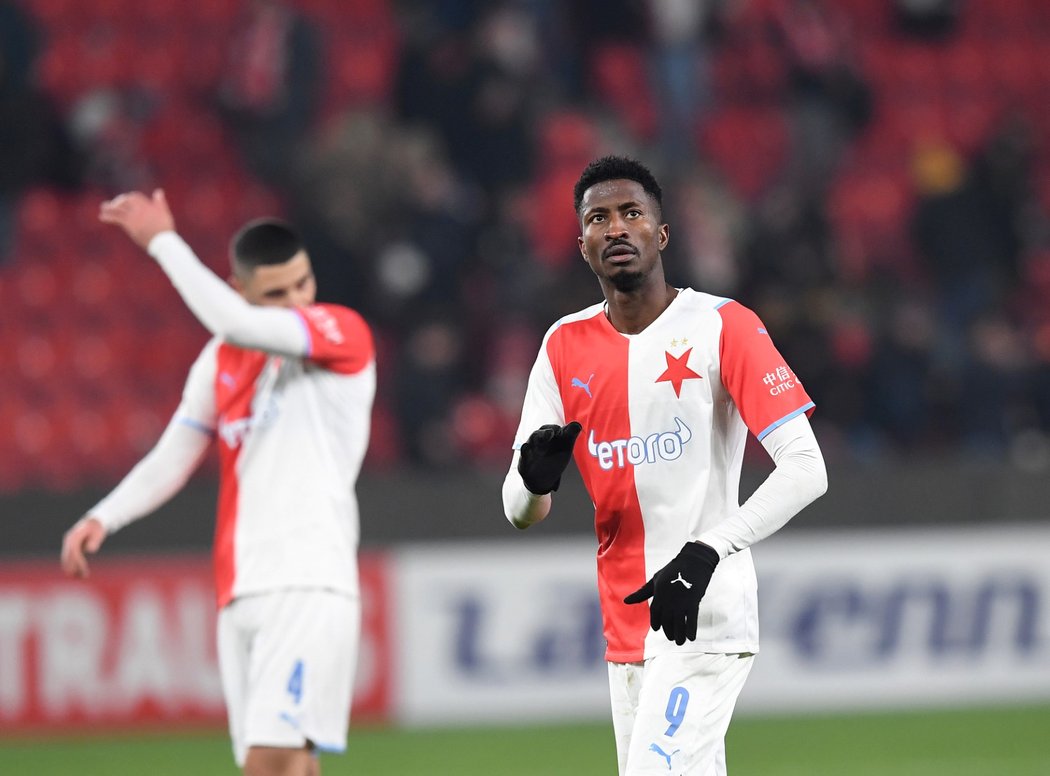 Peter Olayinka by měl zamířit ze Slavie do Trabzonsporu