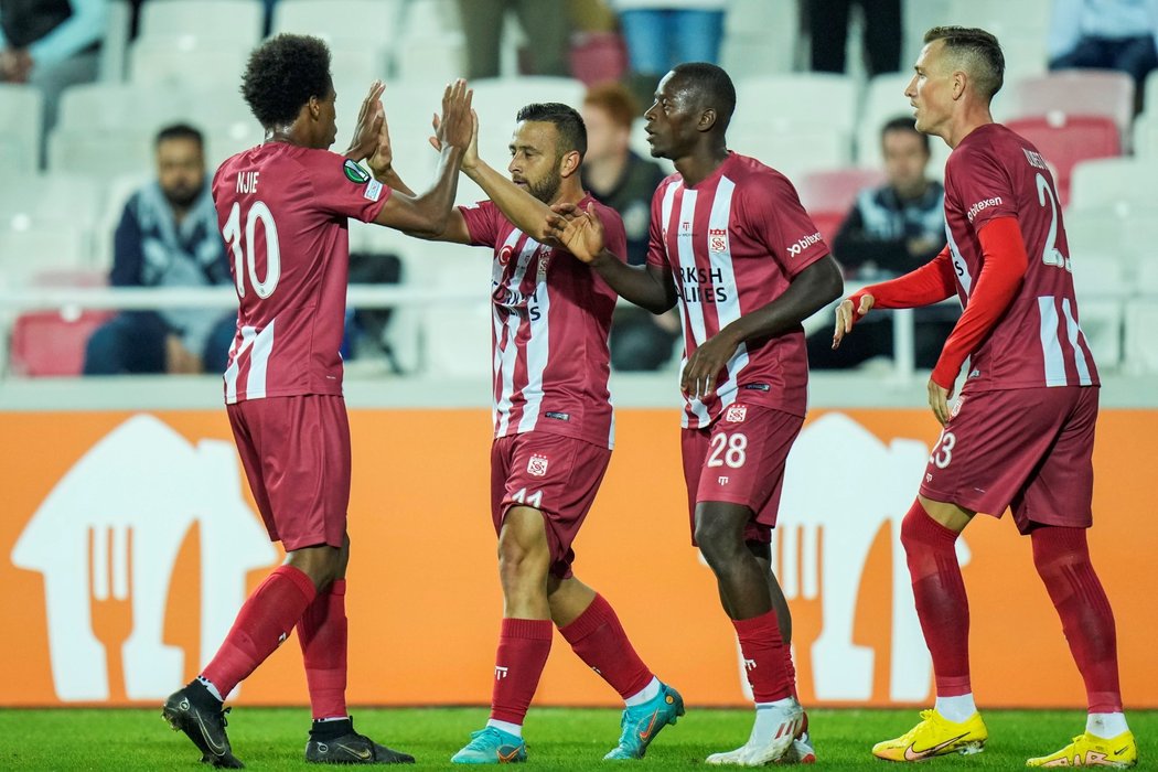 Hráči Sivassporu se radují z vyrovnávajícího gólu