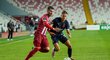 Matěj Jurásek se snaží natlačit před hráče Sivassporu